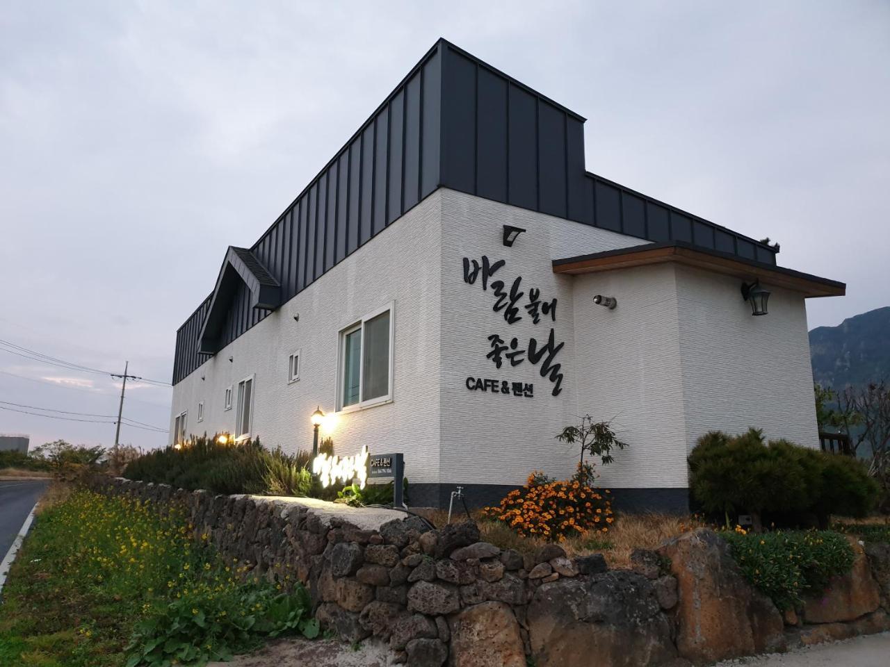 Wind Jeju Cafe & Pension Seogwipo Extérieur photo