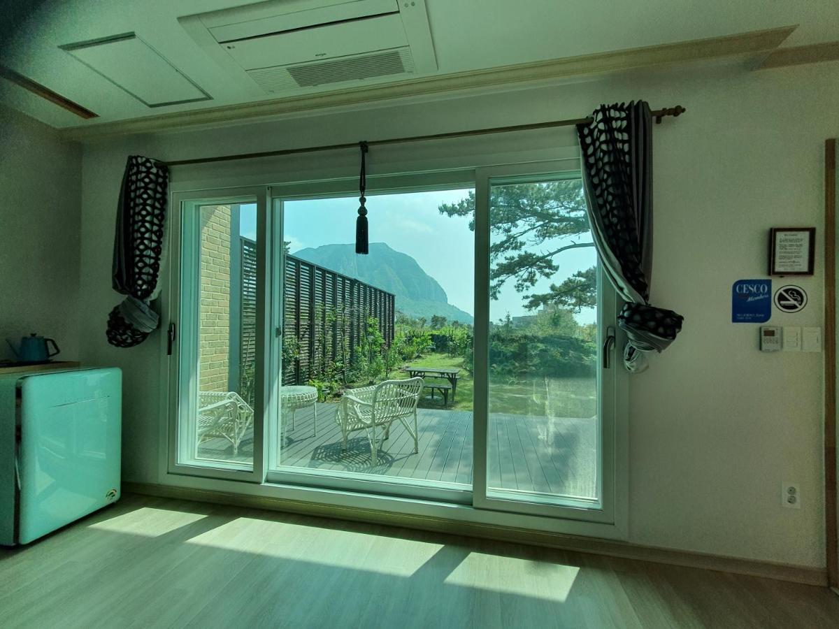 Wind Jeju Cafe & Pension Seogwipo Extérieur photo